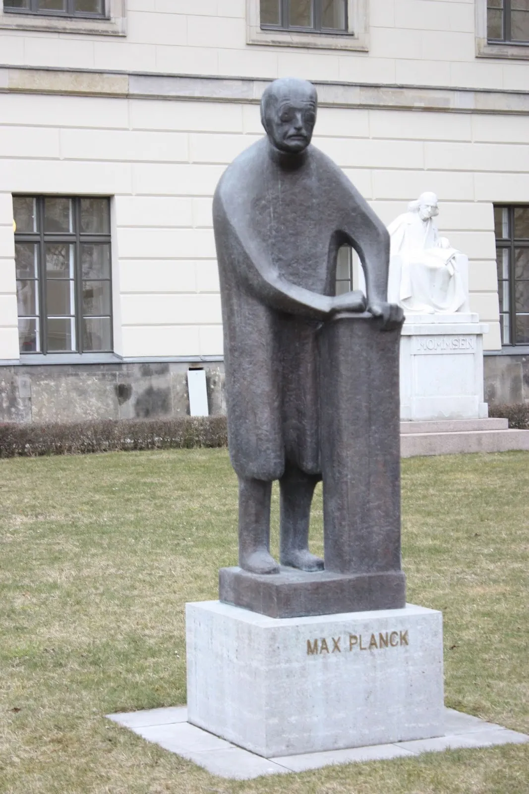 Памятник Максу Планку на улице Унтер-ден-Линден в Берлине