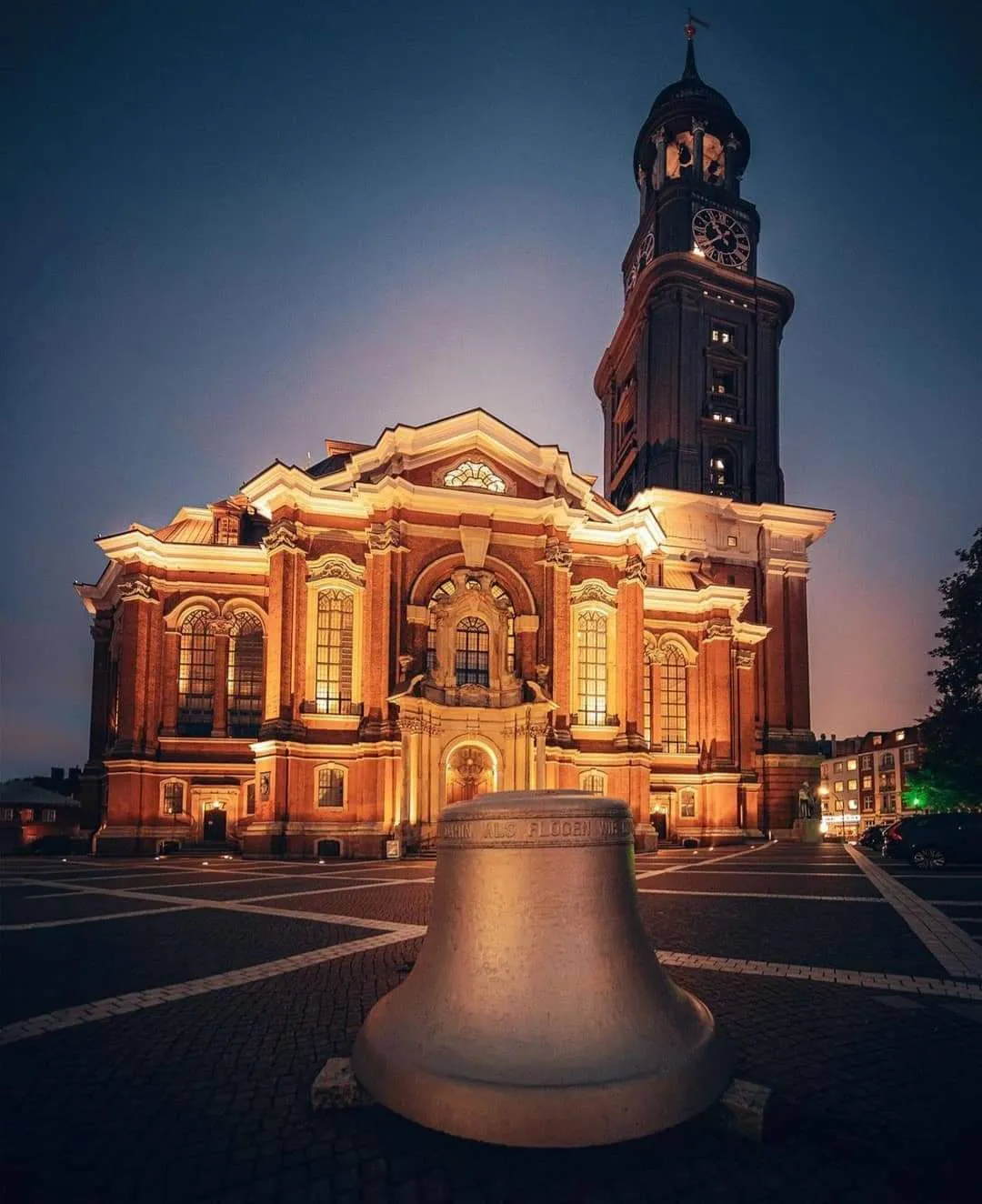 Памятник Мартину Лютеру на фоне города