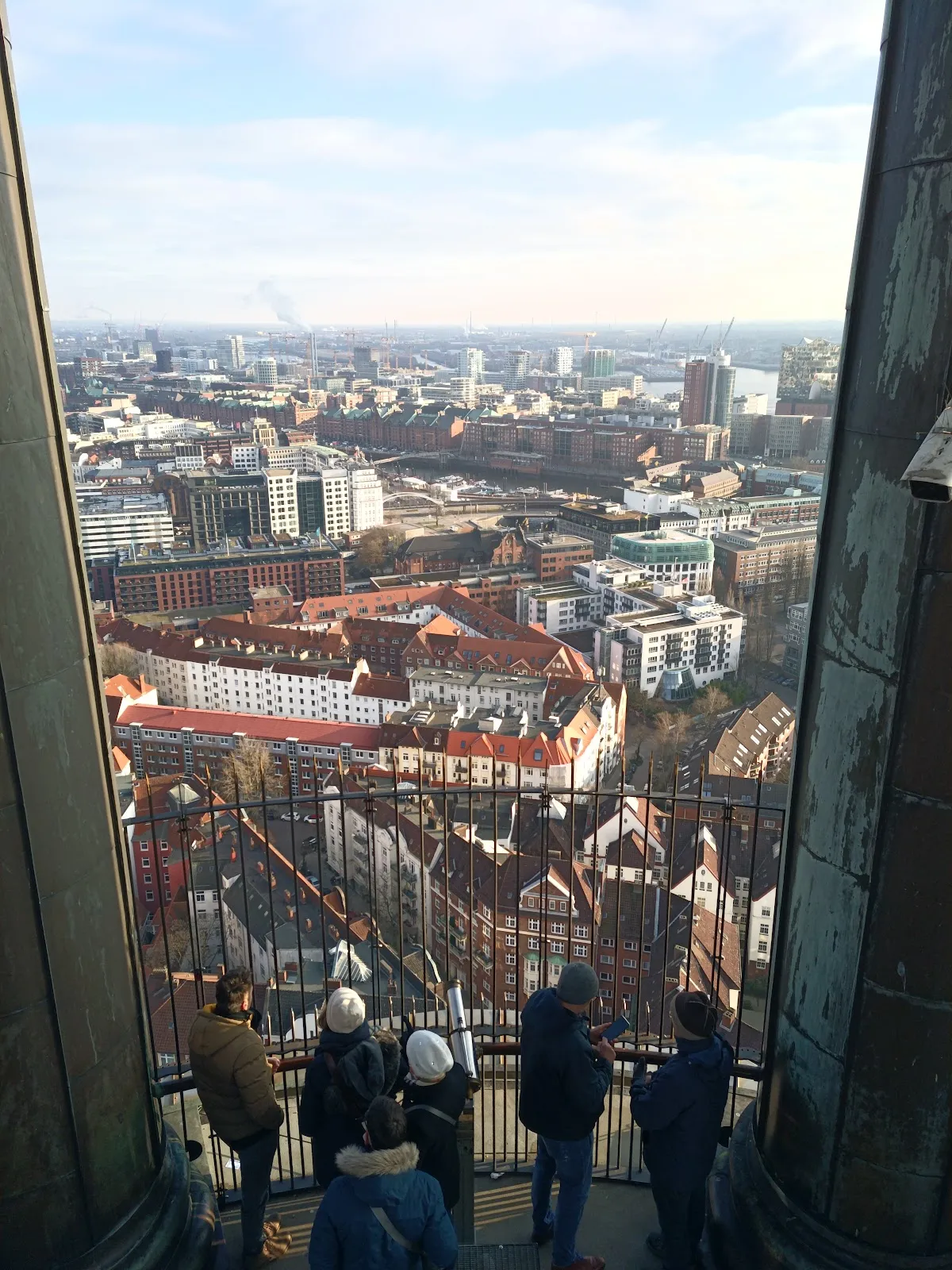 Памятник Мартину Лютеру на фоне города