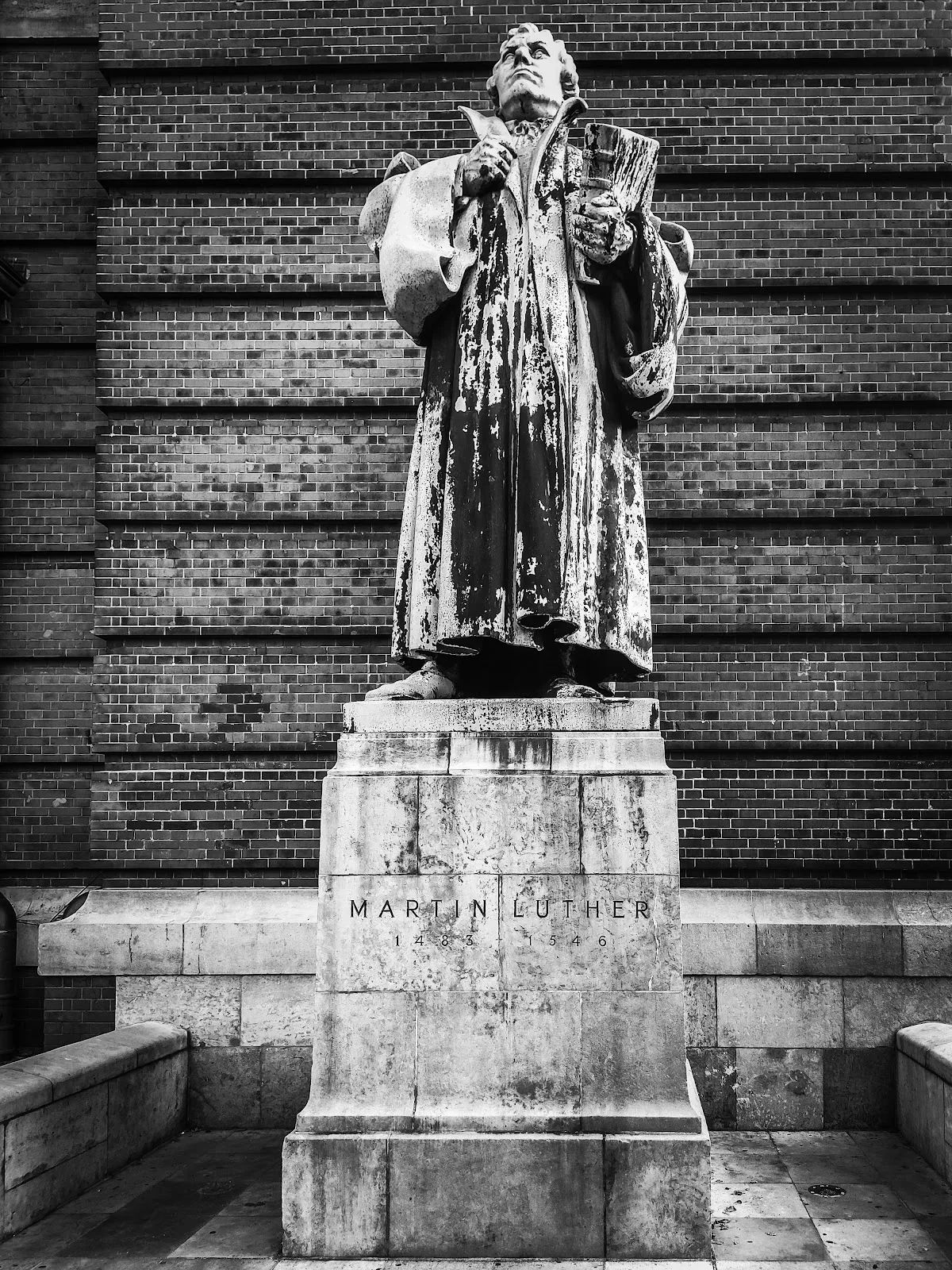 Памятник Мартину Лютеру на фоне города