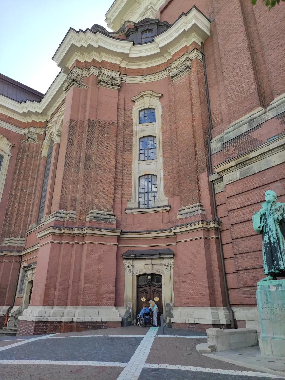 Памятник Мартину Лютеру на фоне города