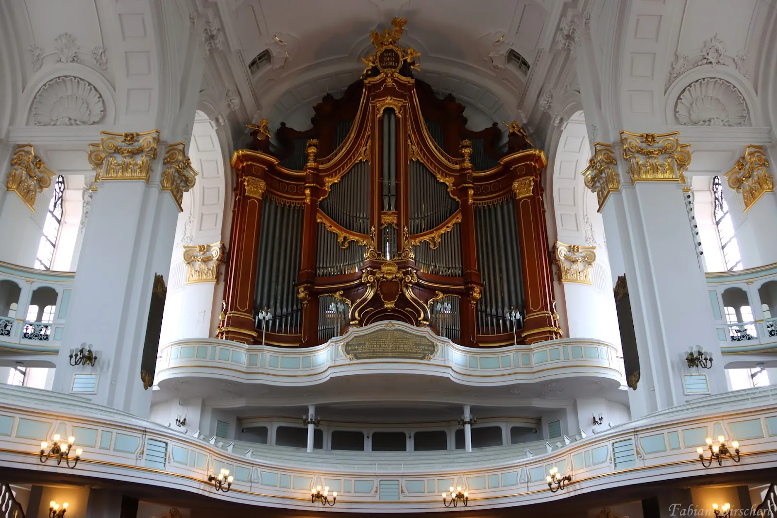 Памятник Мартину Лютеру на фоне города