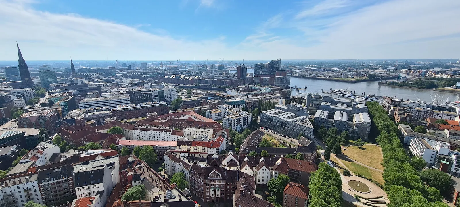 Памятник Мартину Лютеру на фоне города