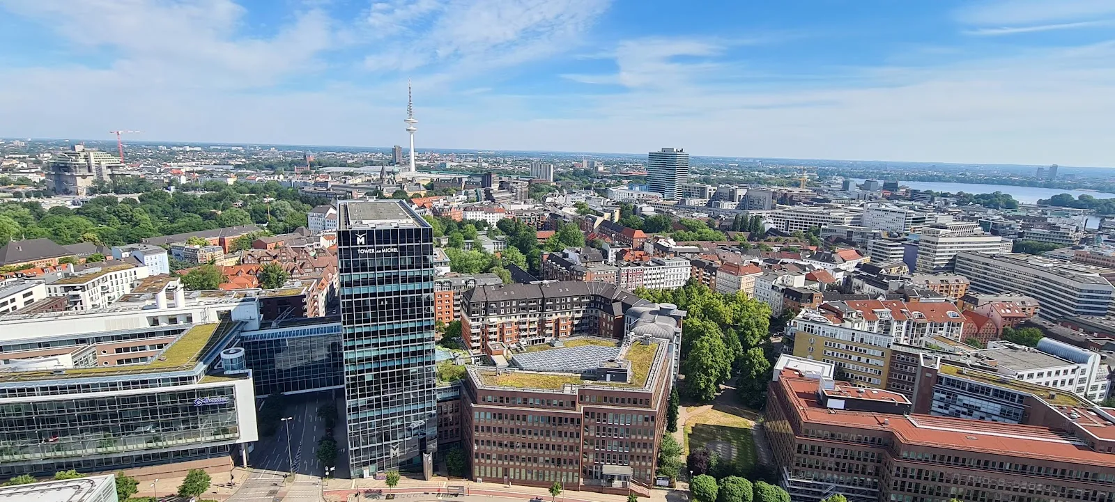 Памятник Мартину Лютеру на фоне города