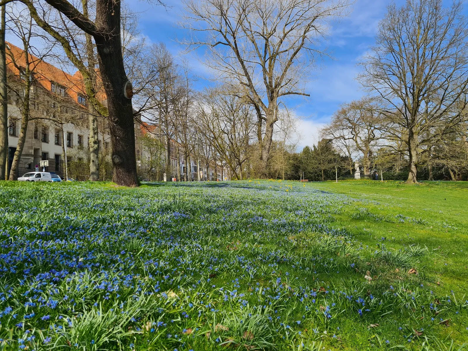 Памятник астроному Ольберсу на фоне крепостной стены в Бремене