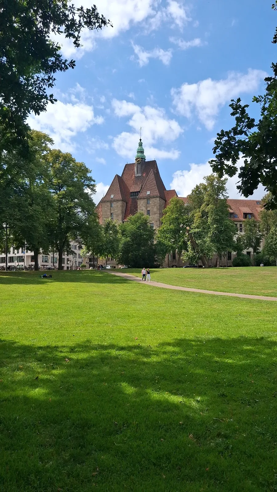 Памятник астроному Ольберсу на фоне крепостной стены в Бремене