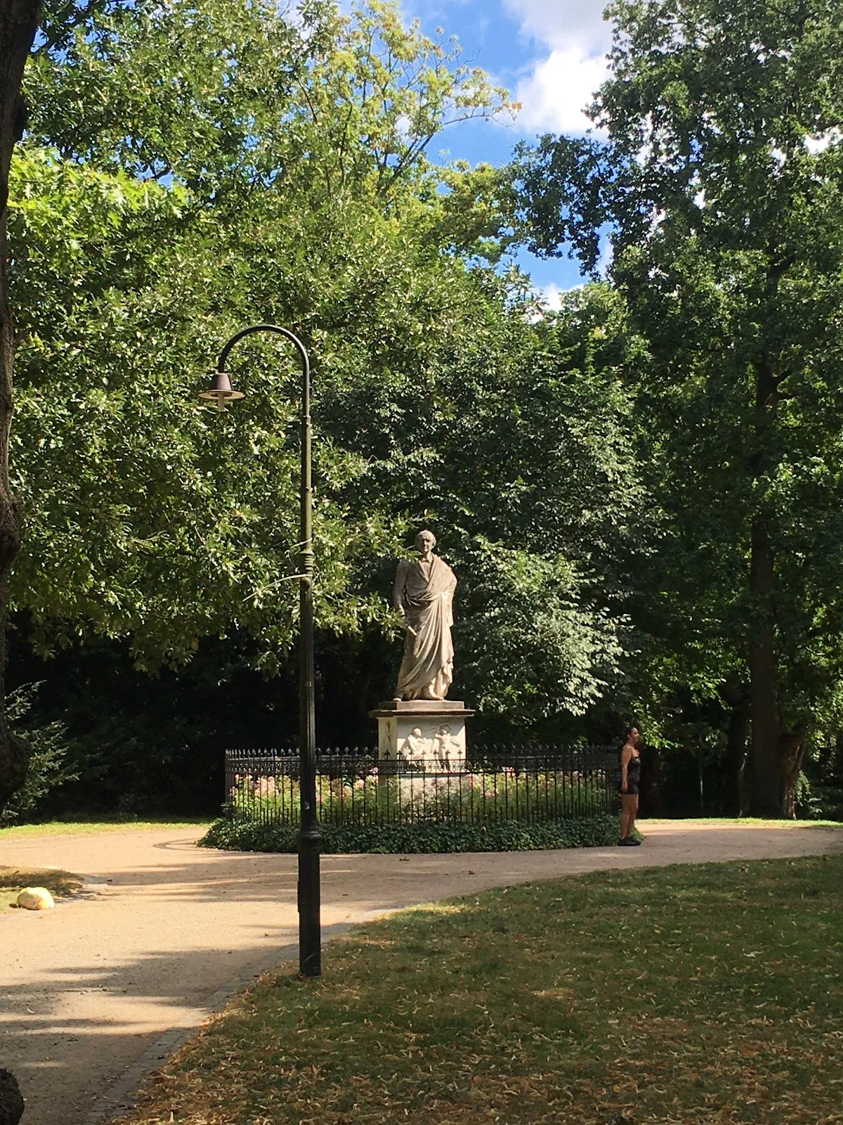 Памятник астроному Ольберсу на фоне крепостной стены в Бремене