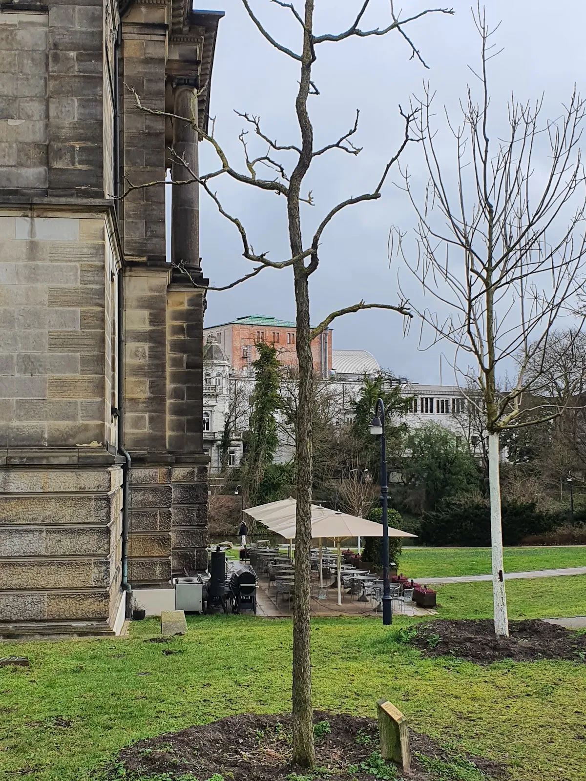 Памятник астроному Ольберсу на фоне крепостной стены в Бремене