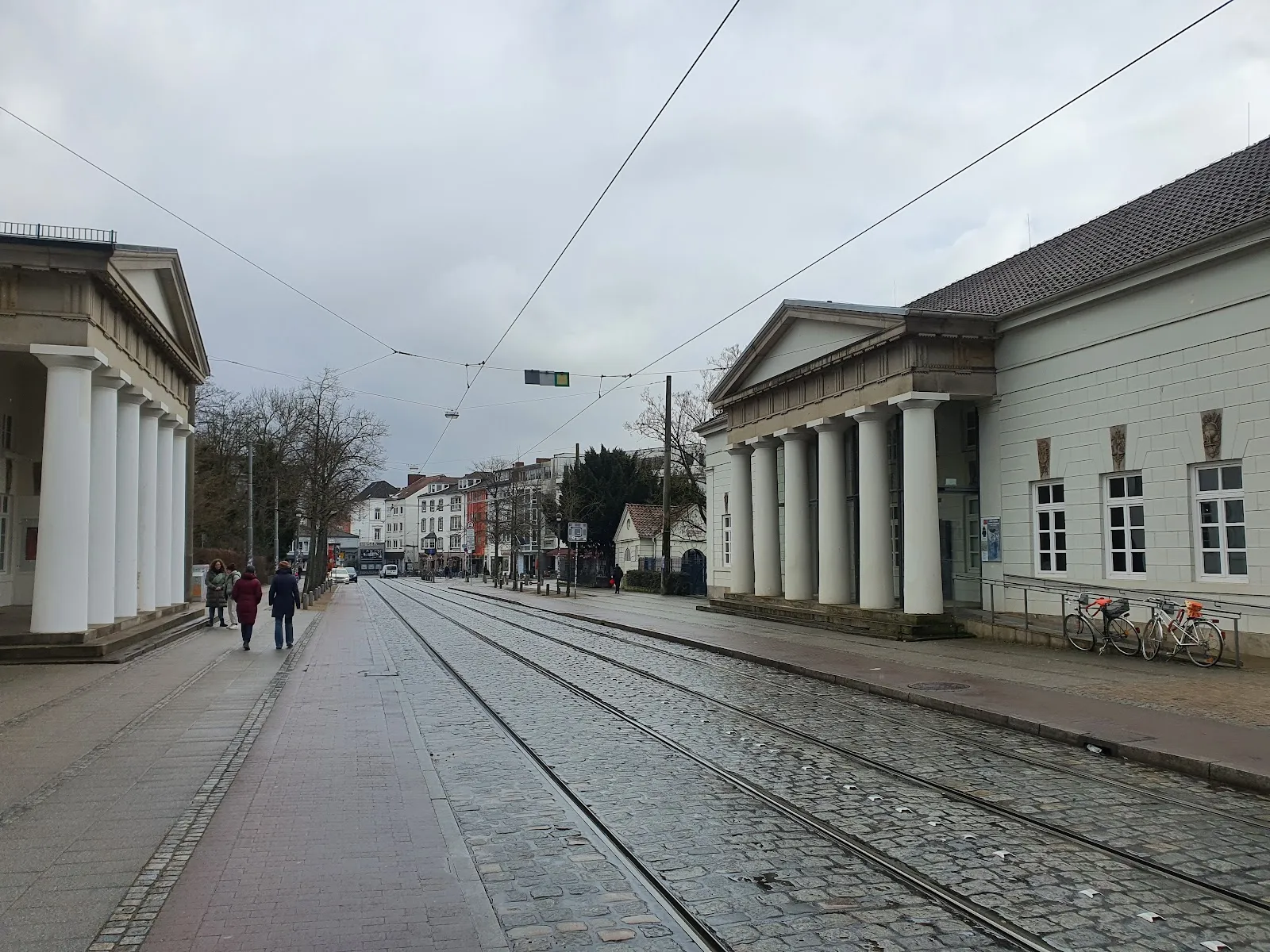 Памятник астроному Ольберсу на фоне крепостной стены в Бремене