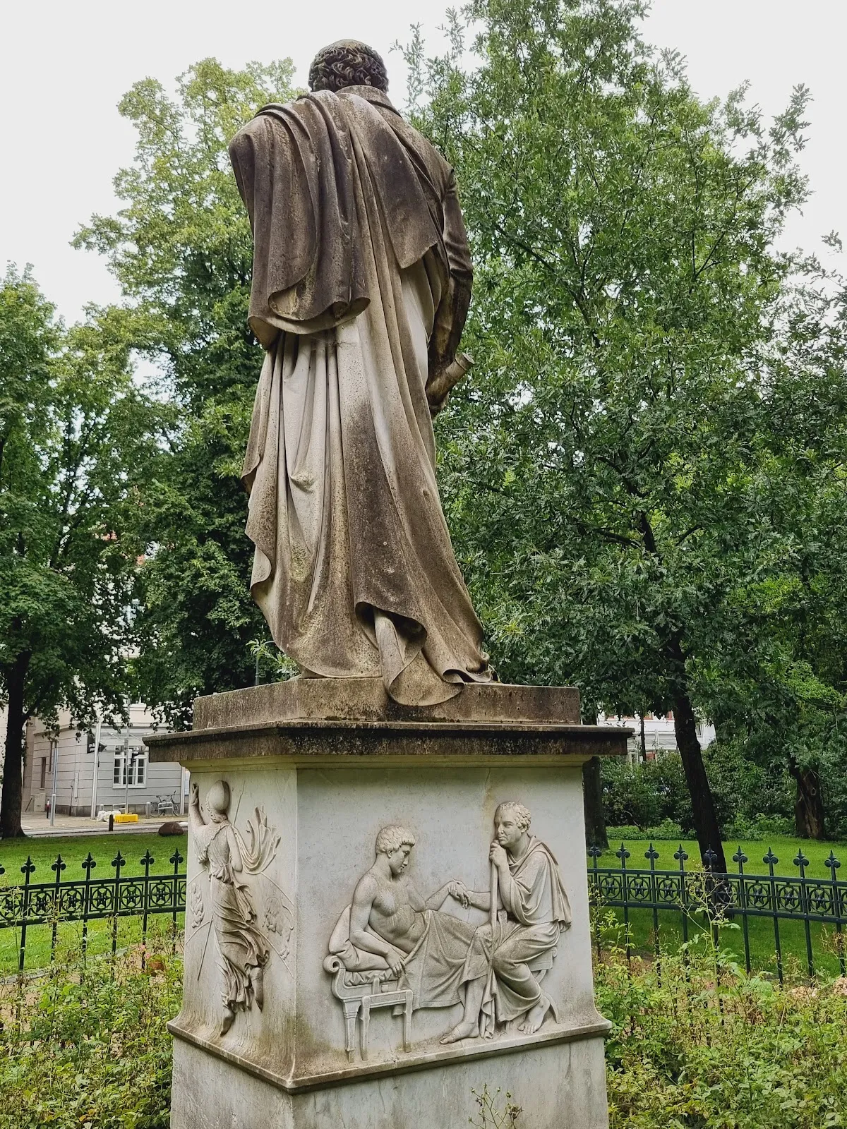 Памятник астроному Ольберсу на фоне крепостной стены в Бремене