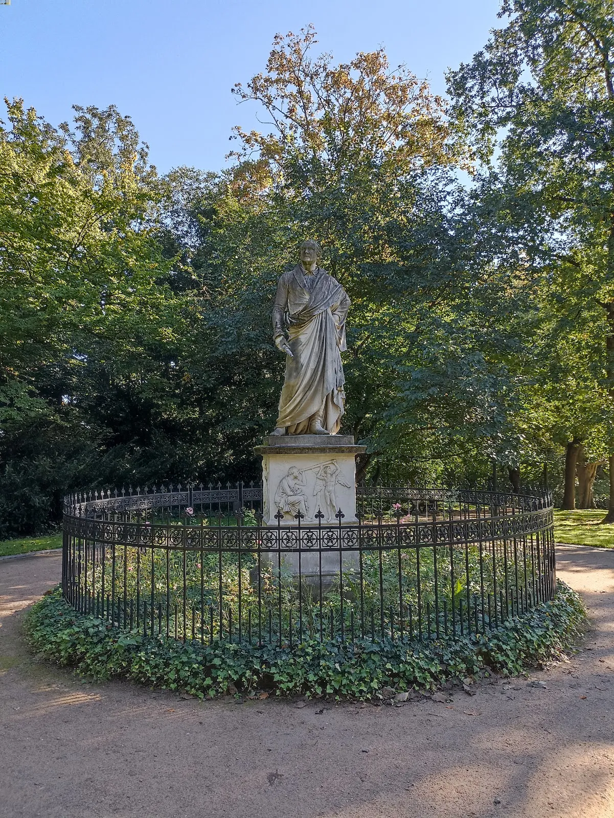 Памятник астроному Ольберсу на фоне крепостной стены в Бремене