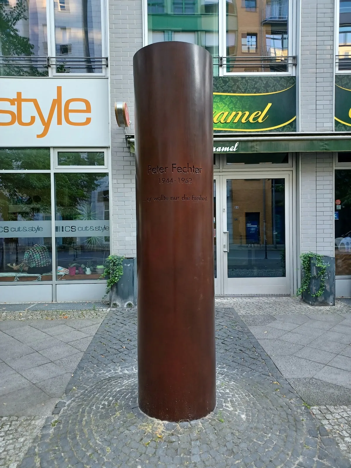Памятник Петеру Фехтеру, мемориал жертвам Берлинской стены, Берлин, Германия