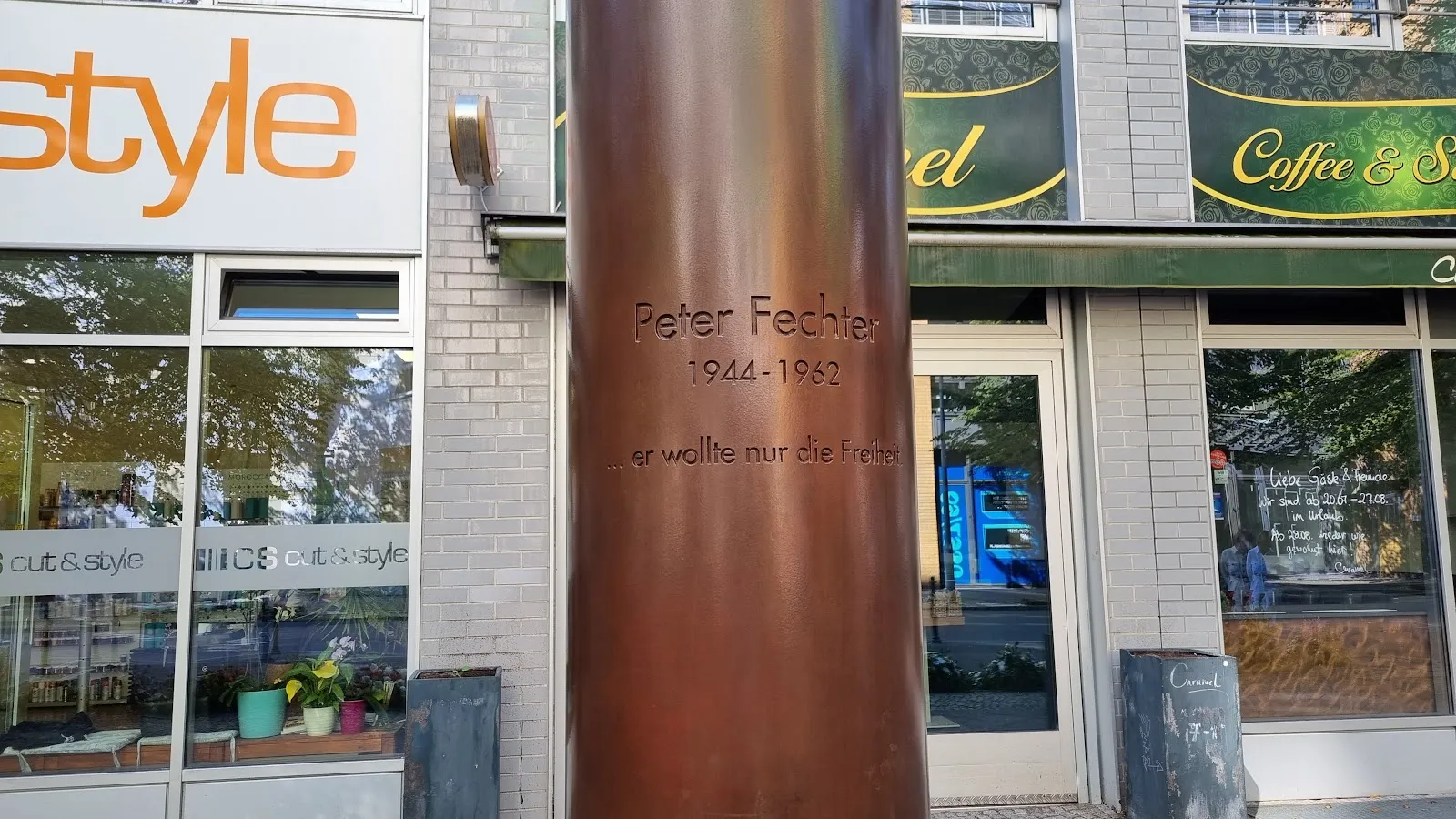 Памятник Петеру Фехтеру, мемориал жертвам Берлинской стены, Берлин, Германия