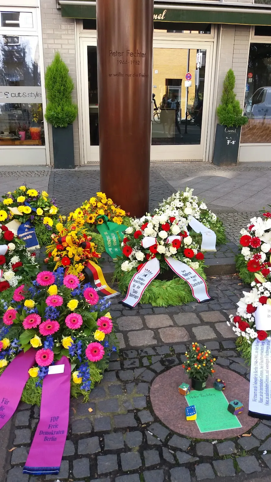 Памятник Петеру Фехтеру, мемориал жертвам Берлинской стены, Берлин, Германия