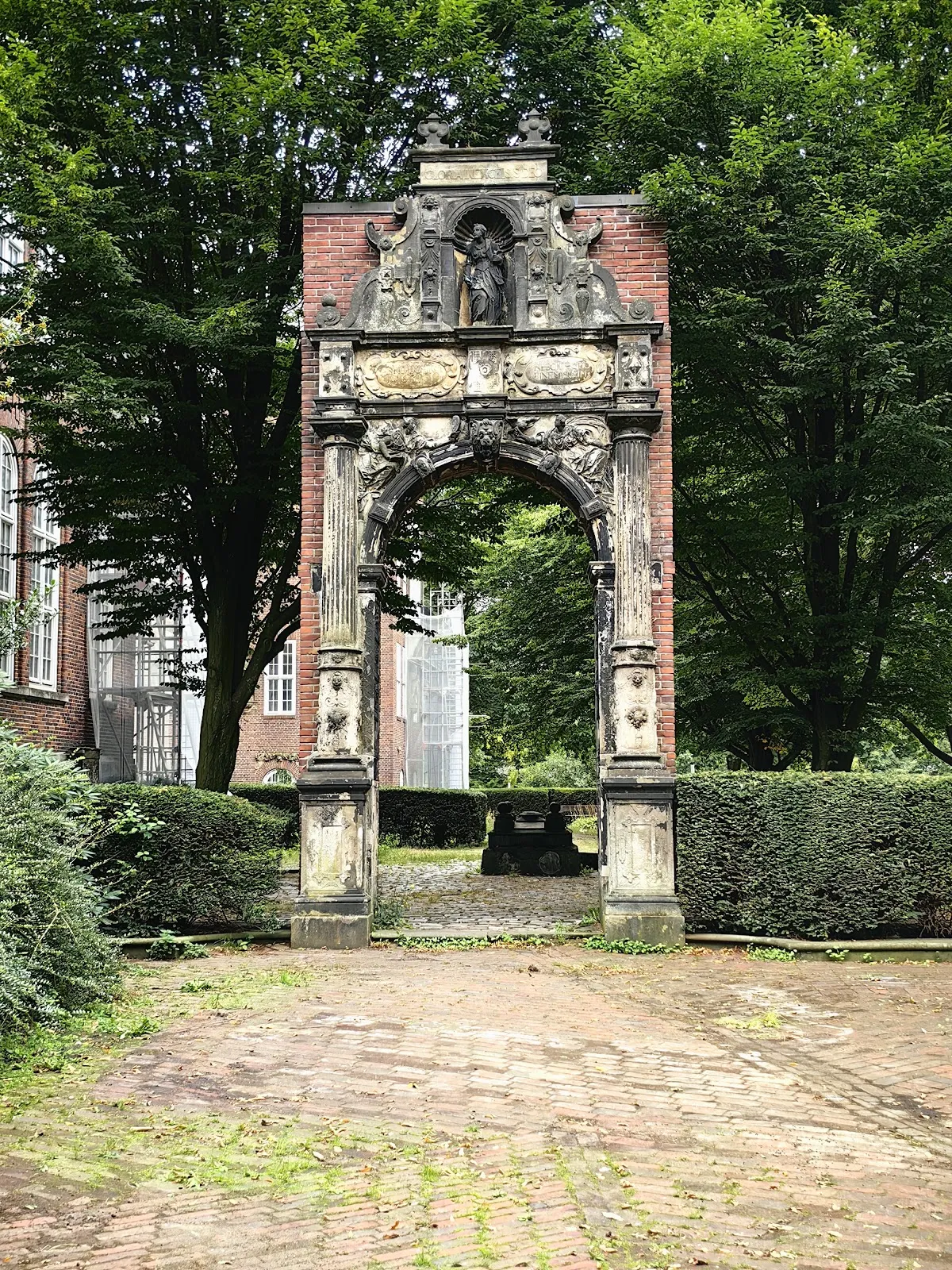 Памятник Шару