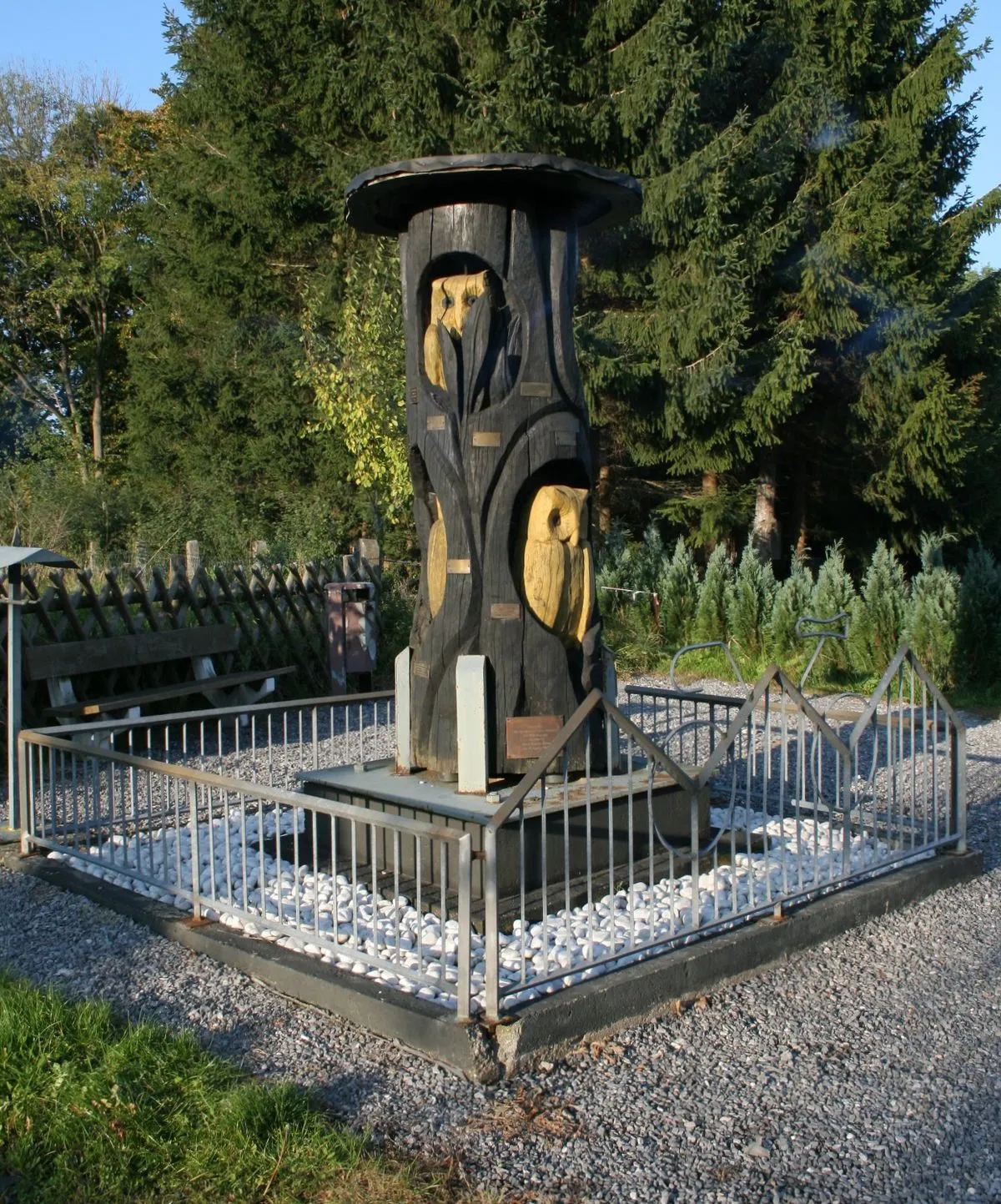 Памятник Сове, расположенный по адресу Eulenstraße 43, Фрёнденберг/Рур, Германия.