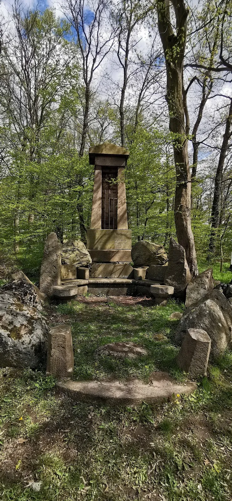 Памятник странствующему посоху Ганса фон Шлица