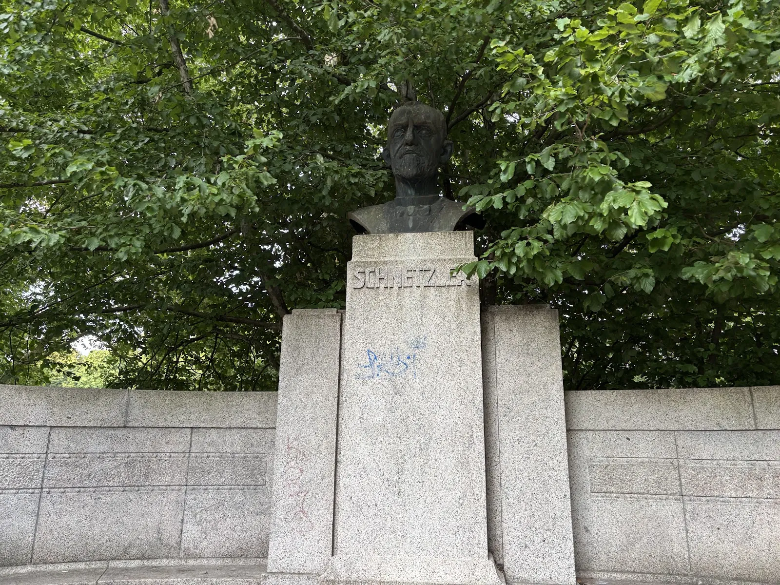 Памятник великой герцогине Луизе Баденской в Карлсруэ, Германия