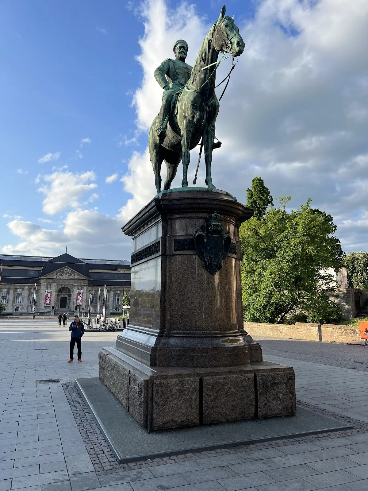Памятник Великому Герцогу Людвигу IV Гессенскому