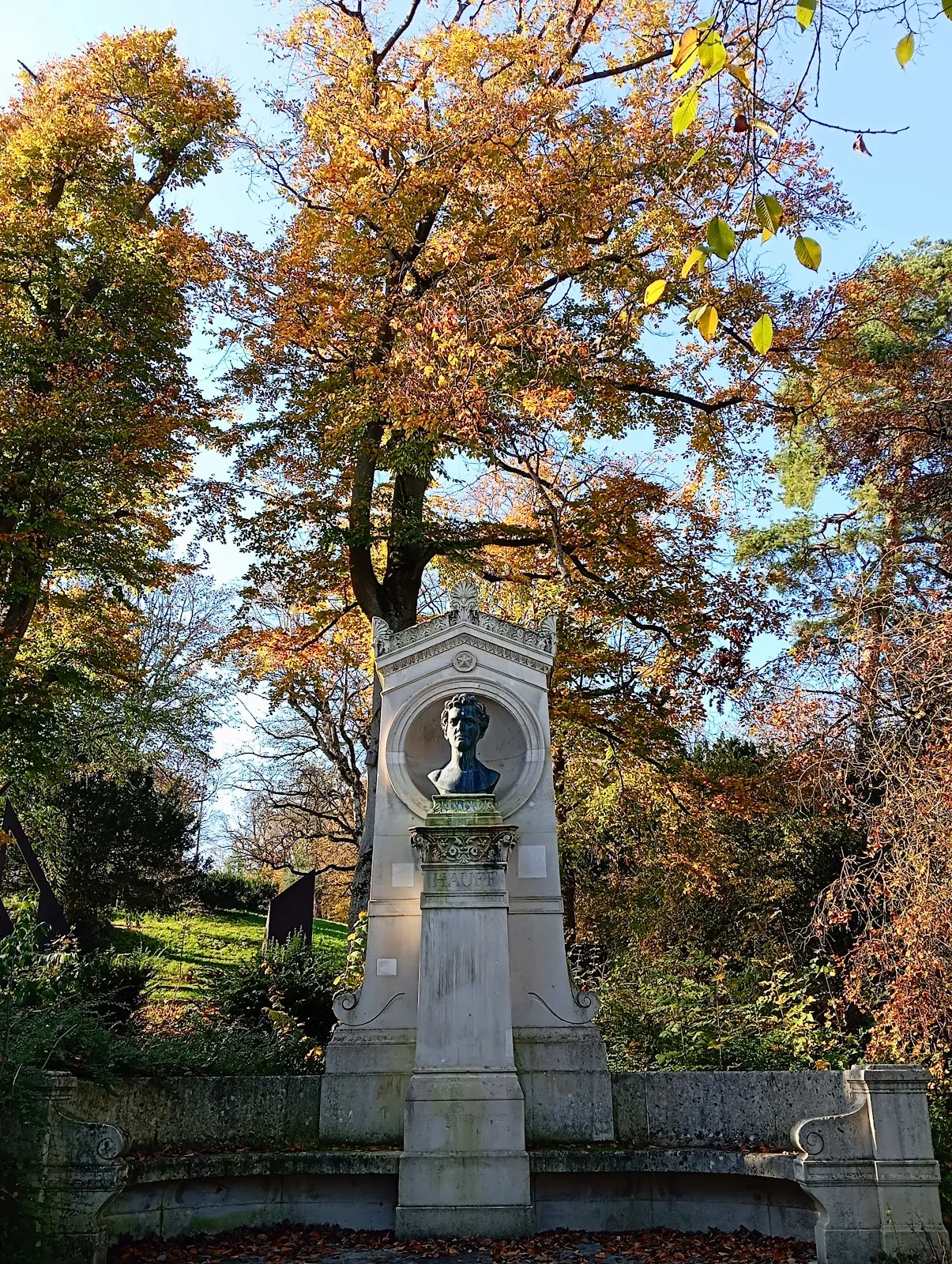 Памятник Вильгельму Хауфф на холме Хазенберг в Штутгарте