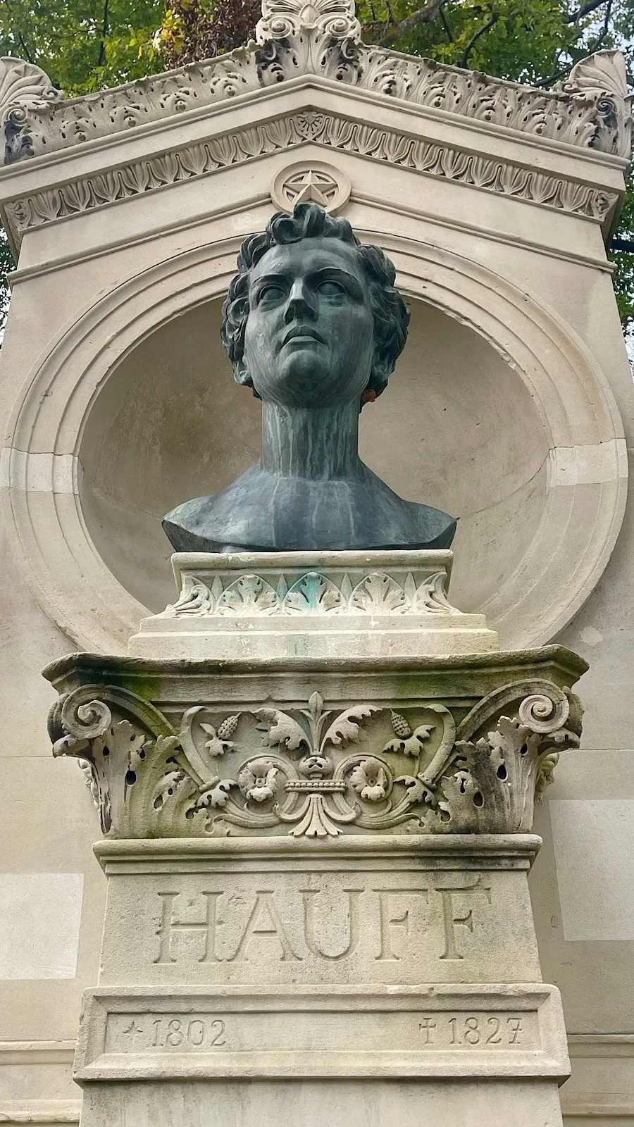 Памятник Вильгельму Хауфф на холме Хазенберг в Штутгарте