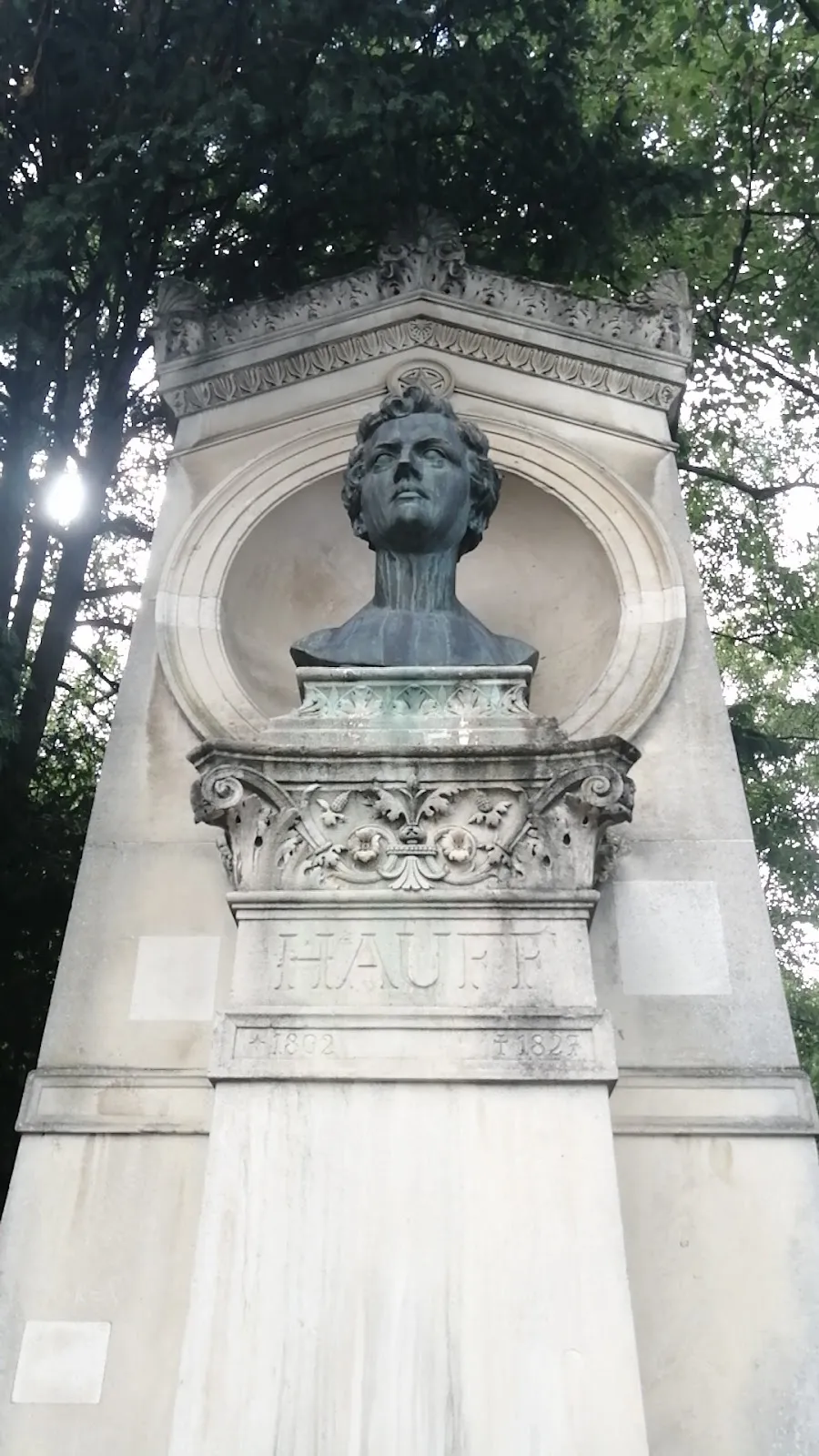 Памятник Вильгельму Хауфф на холме Хазенберг в Штутгарте