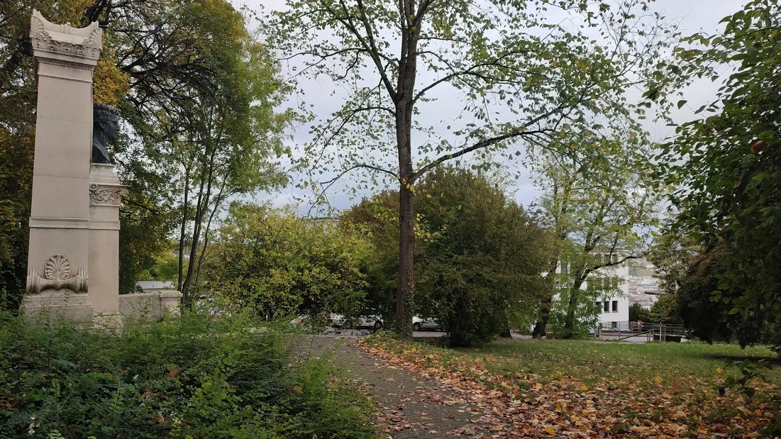 Памятник Вильгельму Хауфф на холме Хазенберг в Штутгарте