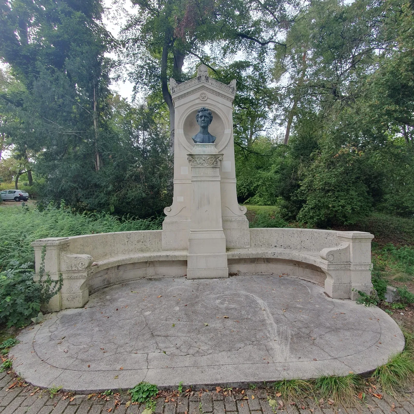 Памятник Вильгельму Хауфф на холме Хазенберг в Штутгарте