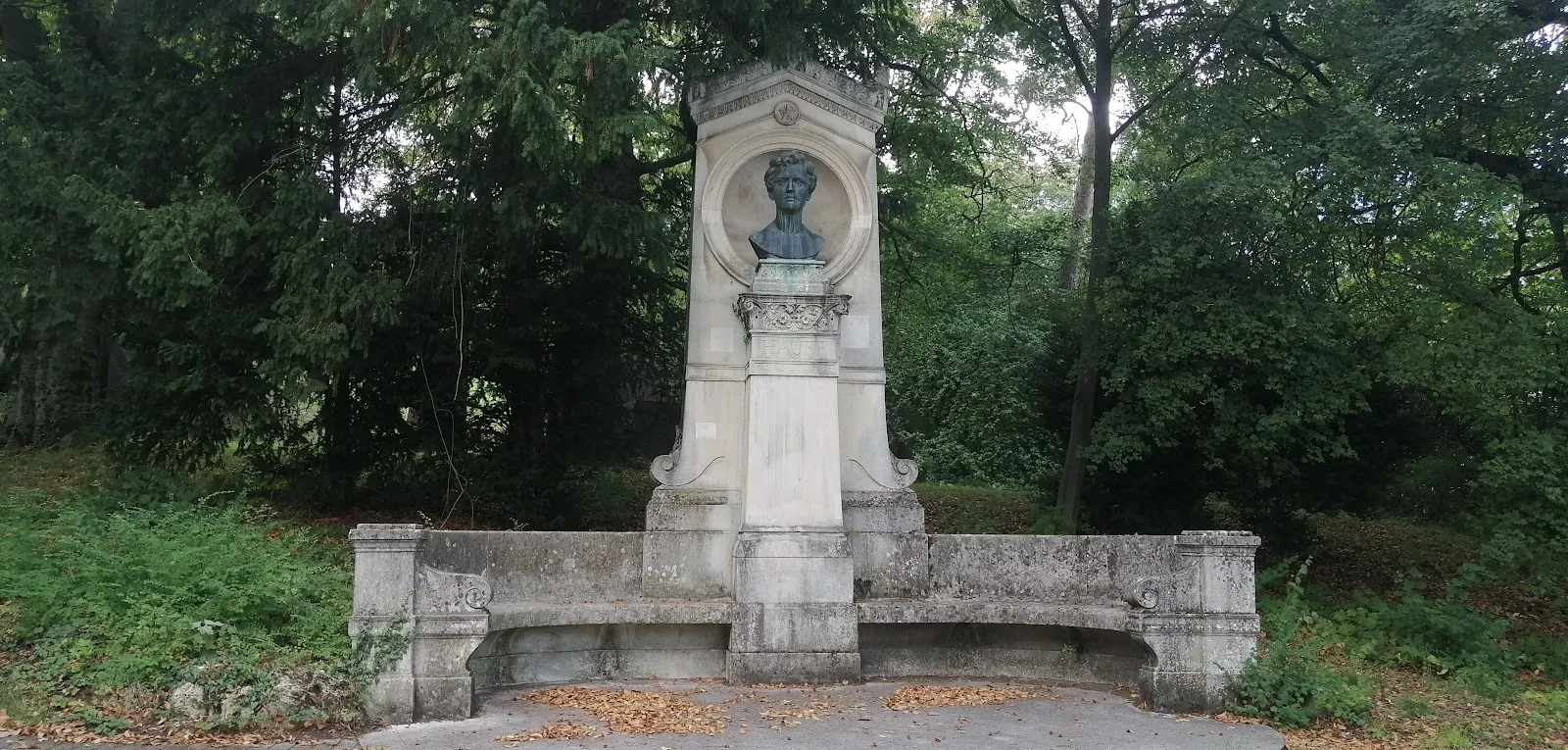 Памятник Вильгельму Хауфф на холме Хазенберг в Штутгарте