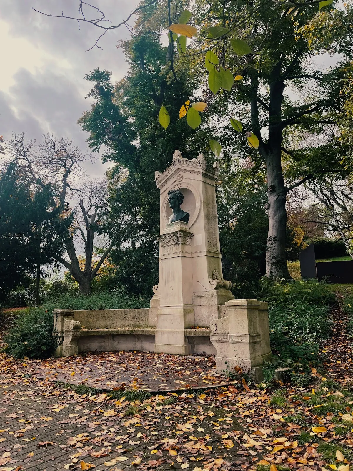 Памятник Вильгельму Хауфф на холме Хазенберг в Штутгарте