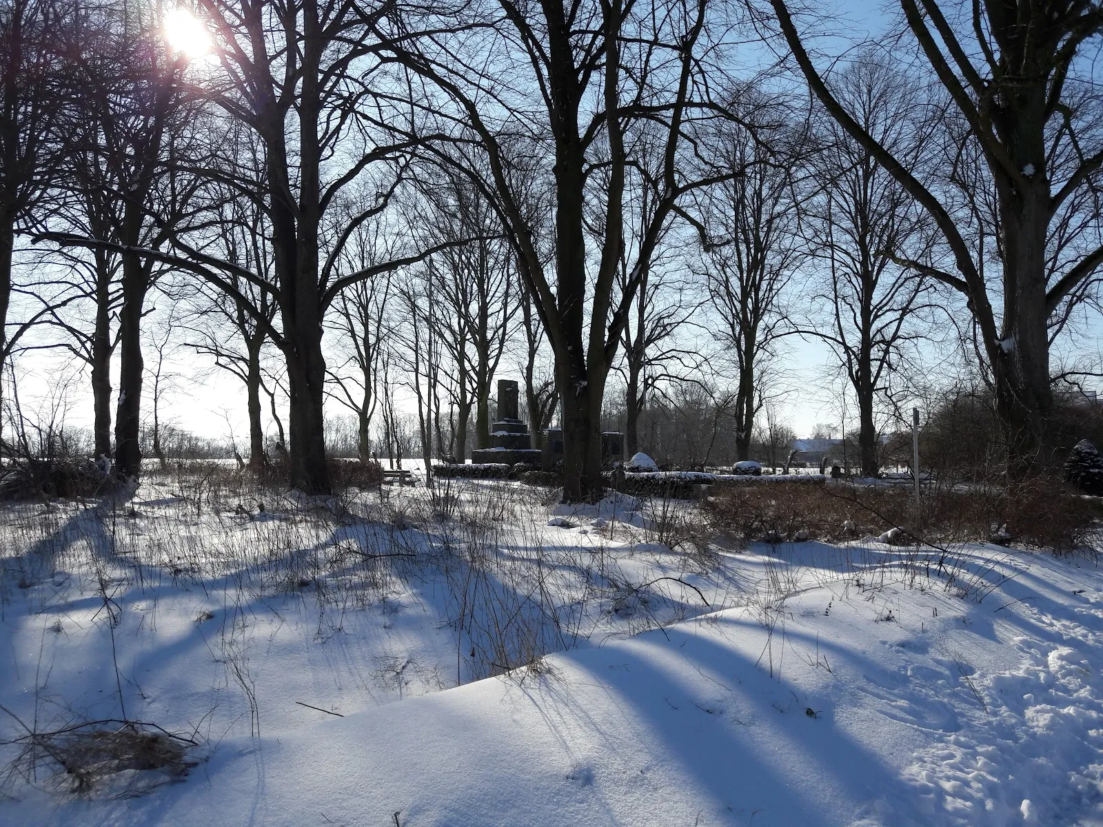 Памятник войны в Опердикке-Хенгсене, Хольцвиккеде, Германия