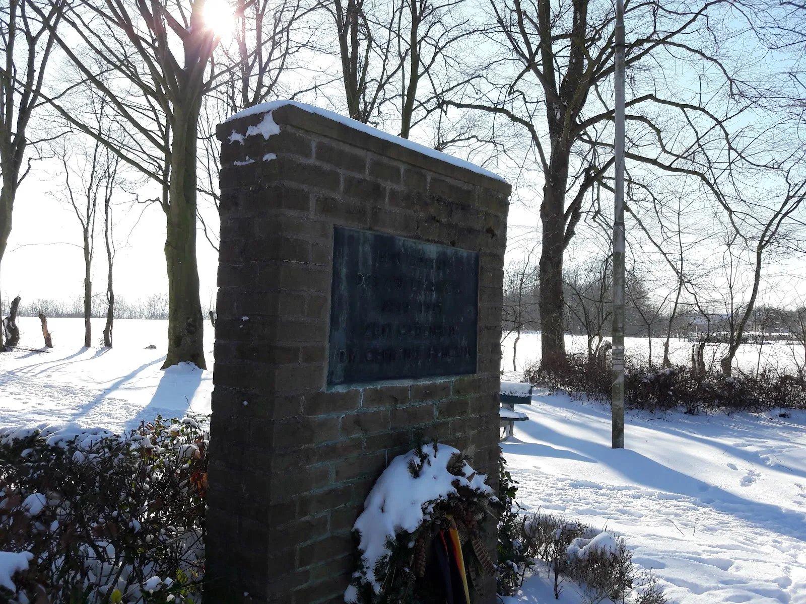 Памятник войны в Опердикке-Хенгсене, Хольцвиккеде, Германия