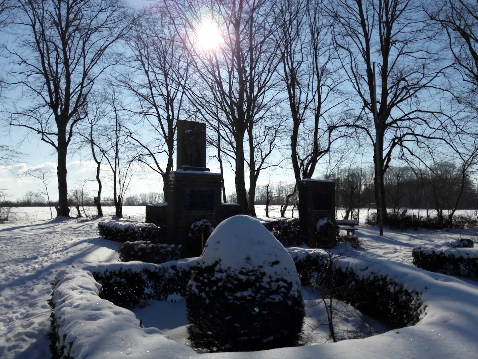 Памятник войны в Опердикке-Хенгсене, Хольцвиккеде, Германия