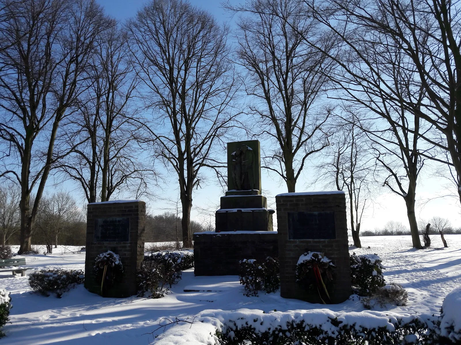 Памятник войны в Опердикке-Хенгсене, Хольцвиккеде, Германия