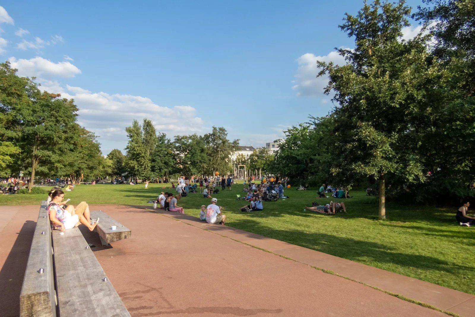 Деревья и зеленые лужайки в Парке ам Глайсдрайек, Берлин.