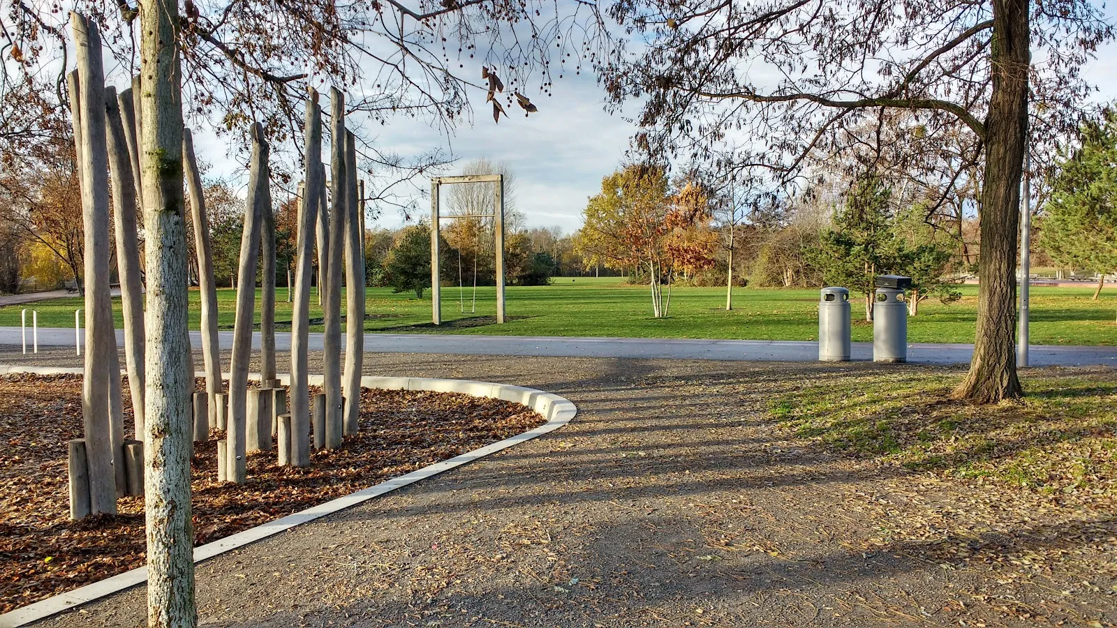 Деревья и зеленые лужайки в Парке ам Глайсдрайек, Берлин.