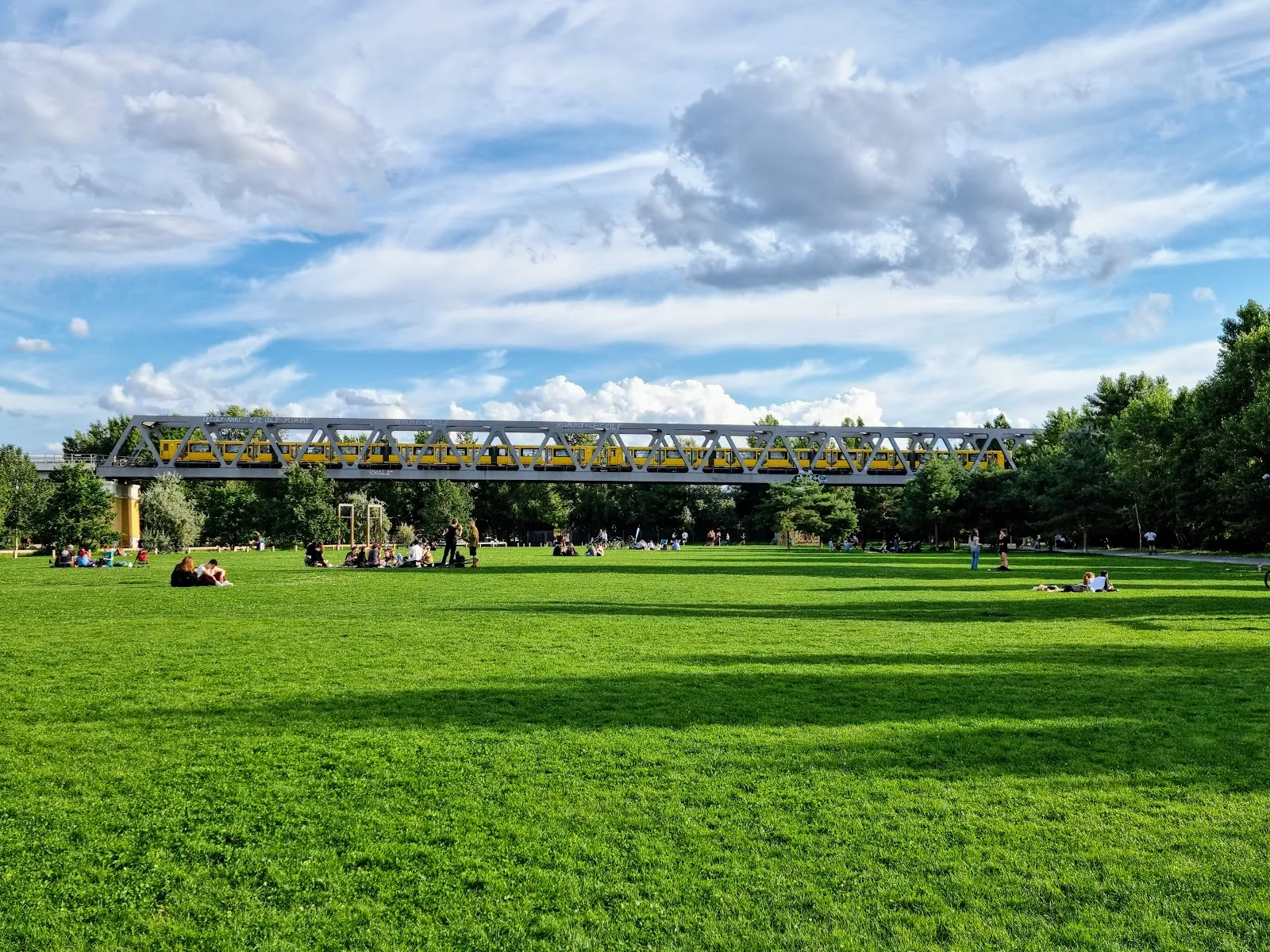 Деревья и зеленые лужайки в Парке ам Глайсдрайек, Берлин.