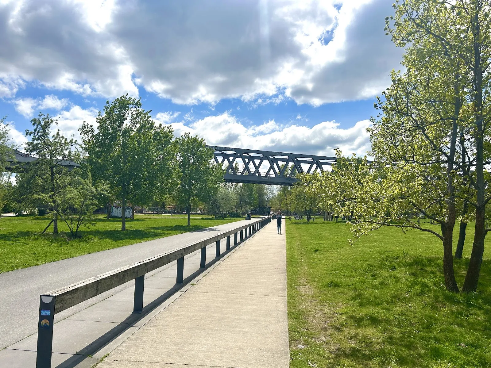 Деревья и зеленые лужайки в Парке ам Глайсдрайек, Берлин.