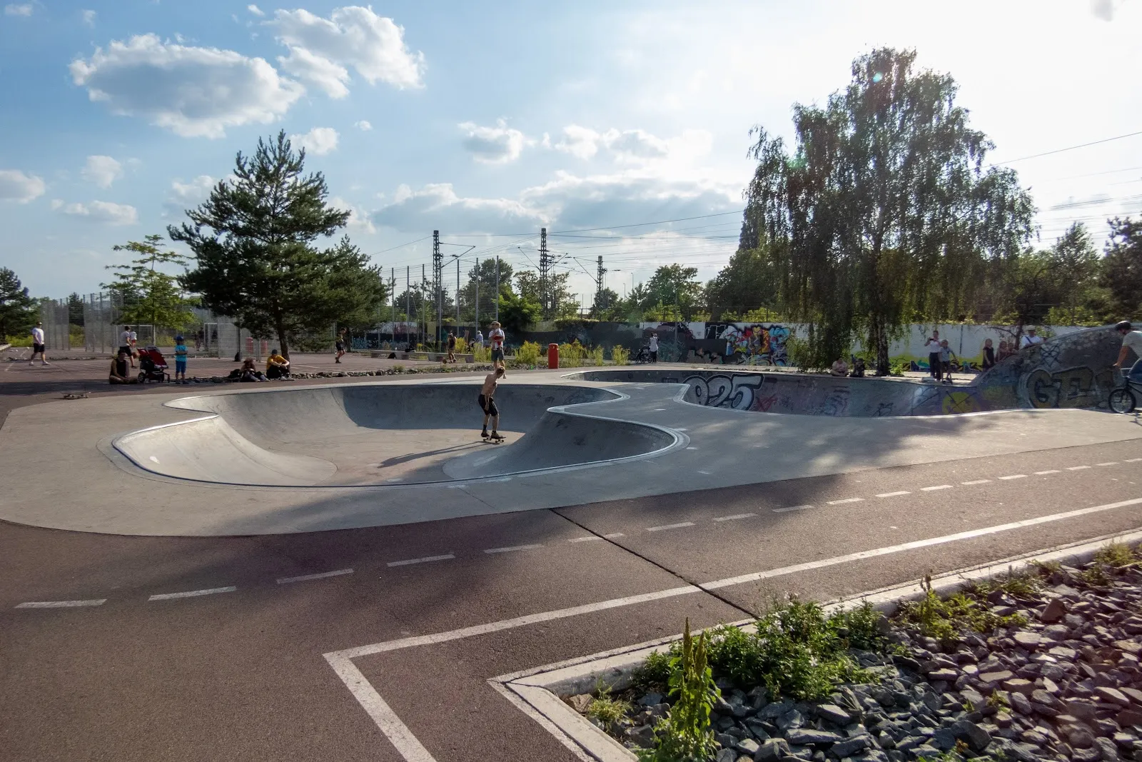 Деревья и зеленые лужайки в Парке ам Глайсдрайек, Берлин.