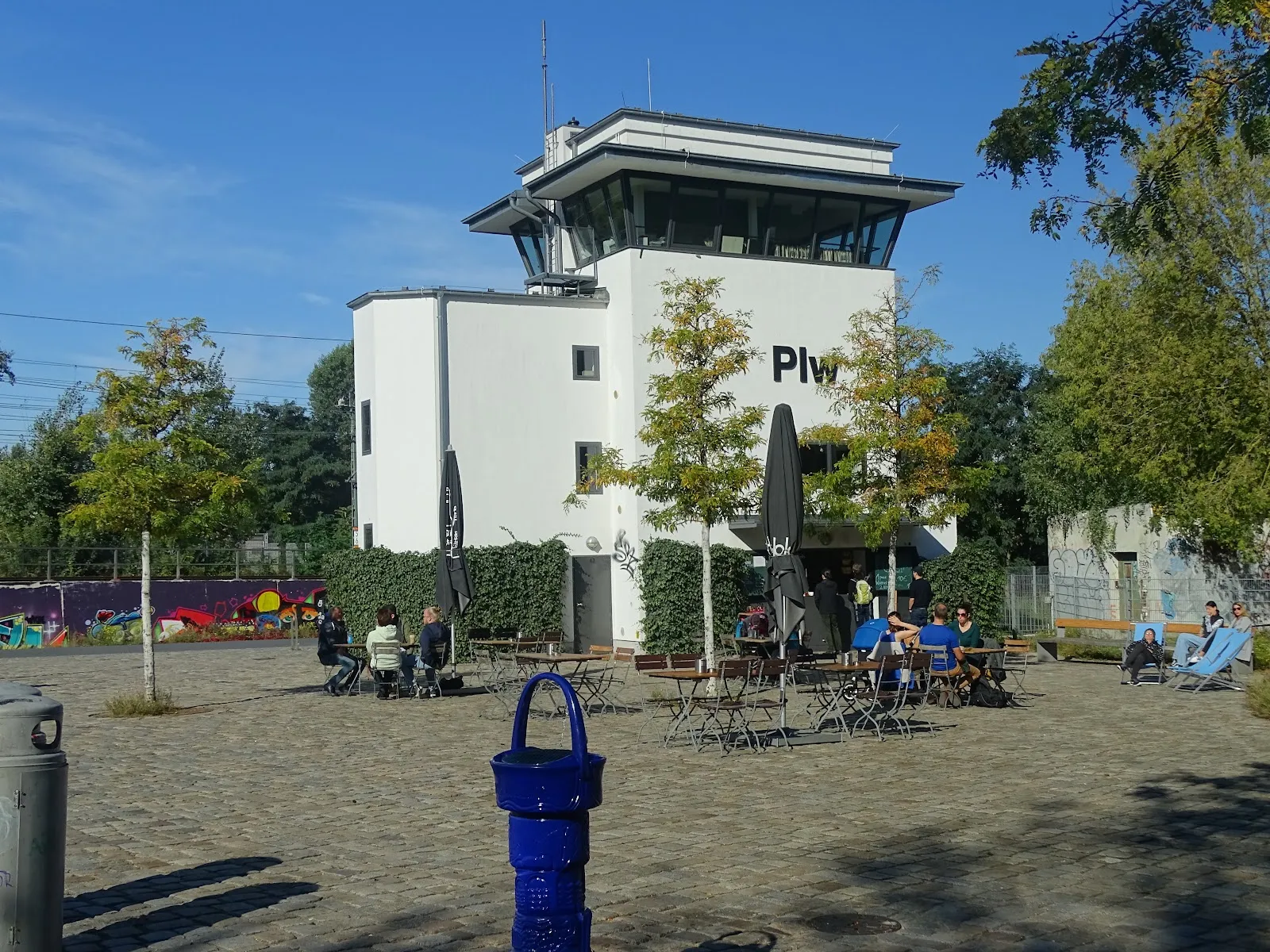 Деревья и зеленые лужайки в Парке ам Глайсдрайек, Берлин.