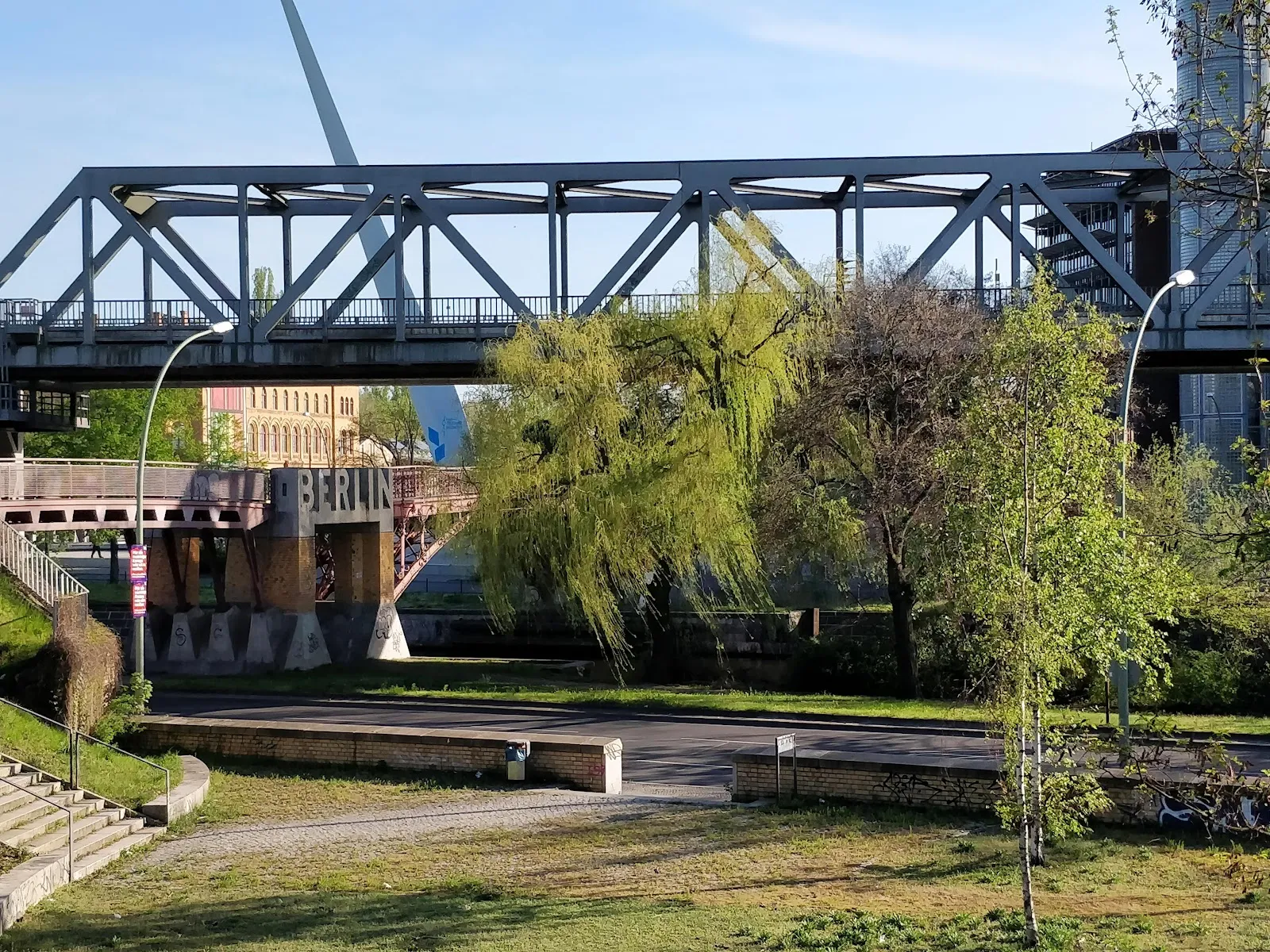 Деревья и зеленые лужайки в Парке ам Глайсдрайек, Берлин.