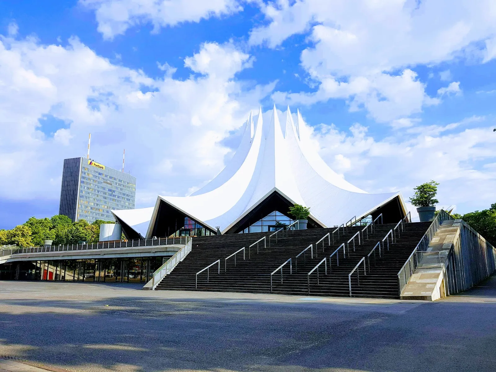 Деревья и зеленые лужайки в Парке ам Глайсдрайек, Берлин.