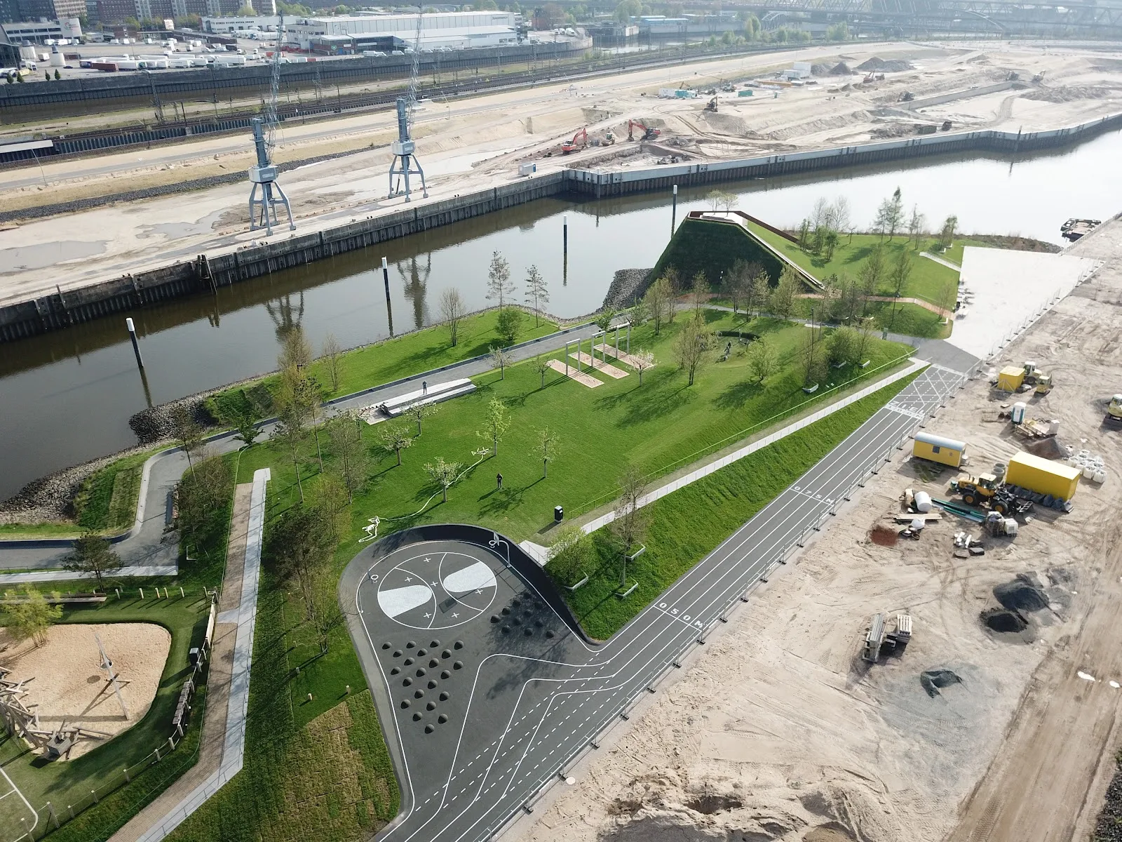 Парк Баакен в Гамбурге с зелеными насаждениями и пешеходными дорожками