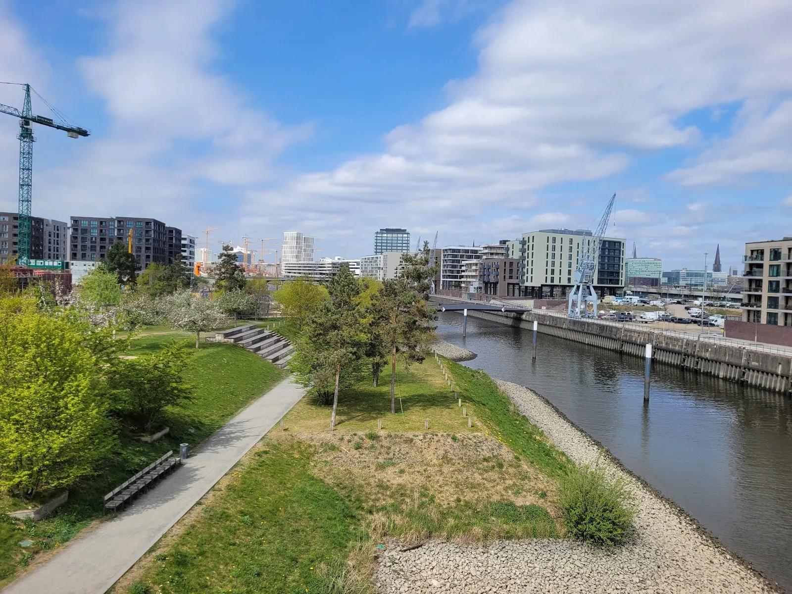 Парк Баакен в Гамбурге с зелеными насаждениями и пешеходными дорожками
