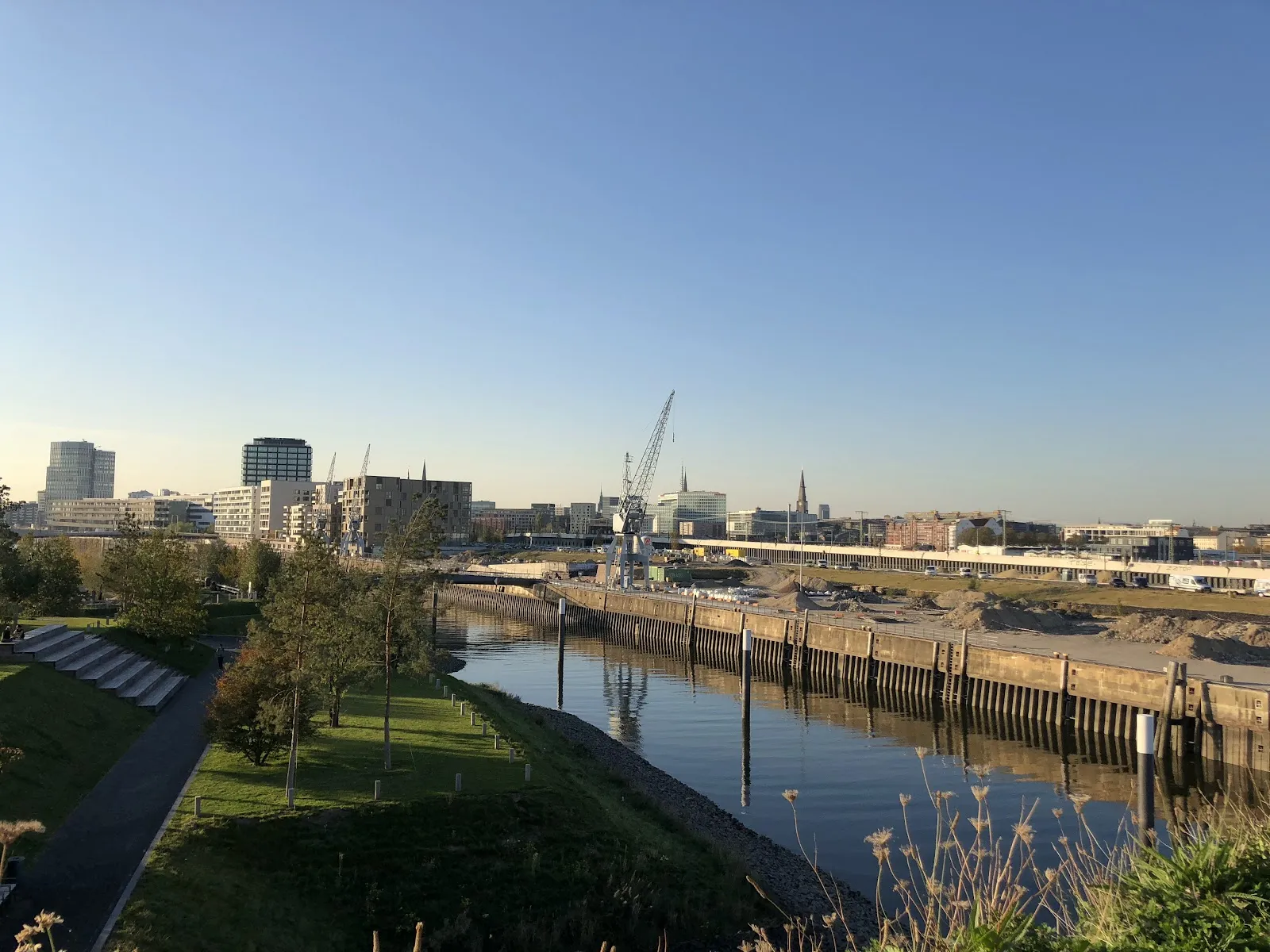 Парк Баакен в Гамбурге с зелеными насаждениями и пешеходными дорожками