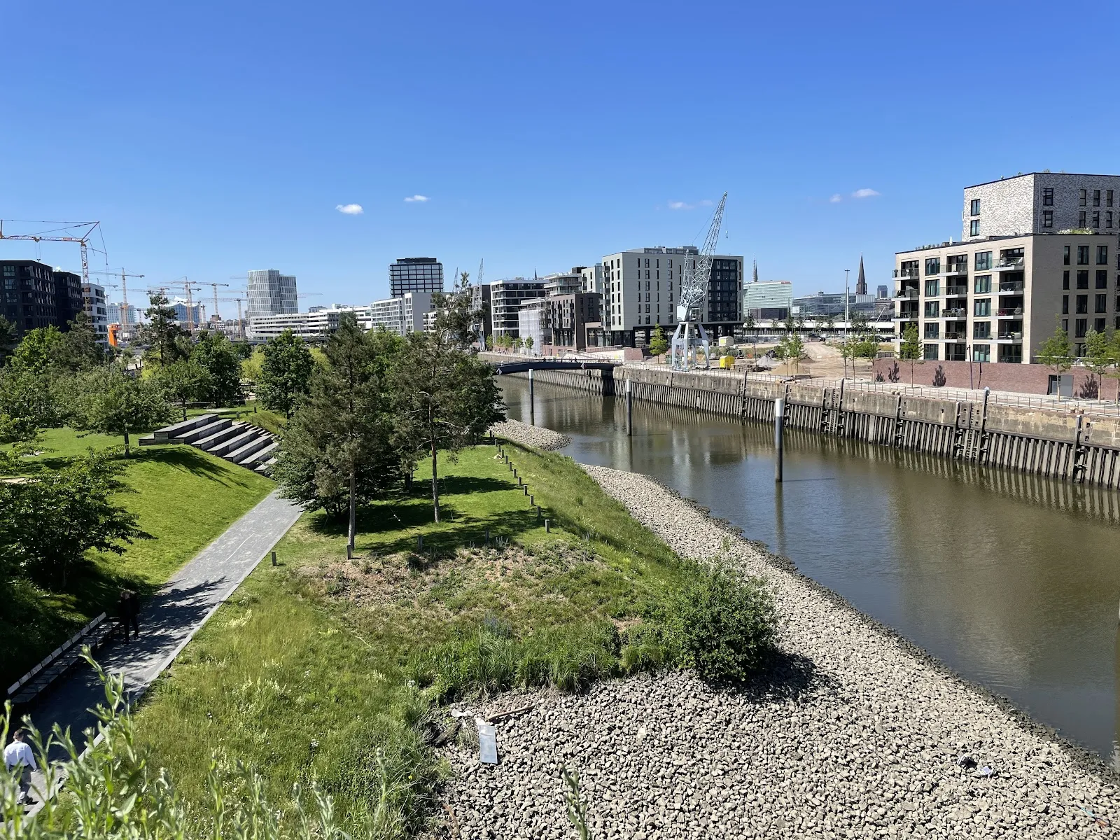 Парк Баакен в Гамбурге с зелеными насаждениями и пешеходными дорожками