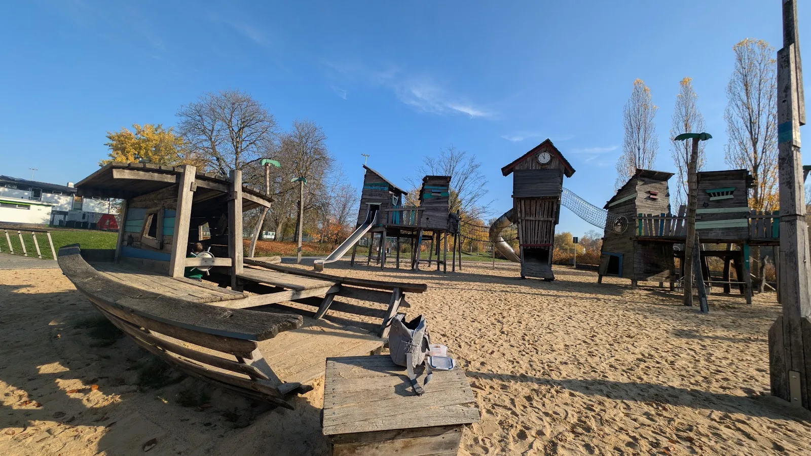 Парк Хайнц-Ланг с зелеными насаждениями и дорожками