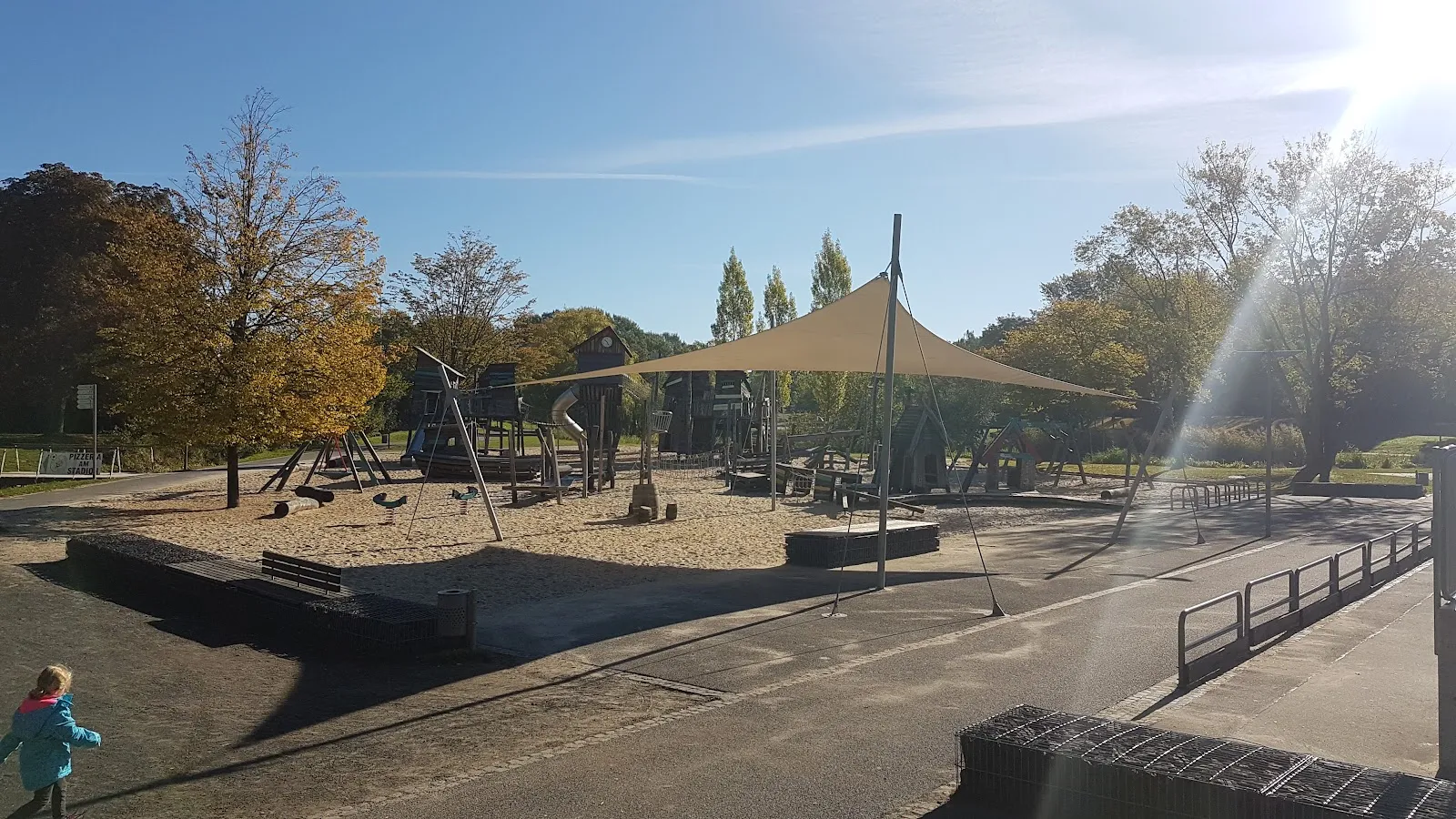 Парк Хайнц-Ланг с зелеными насаждениями и дорожками