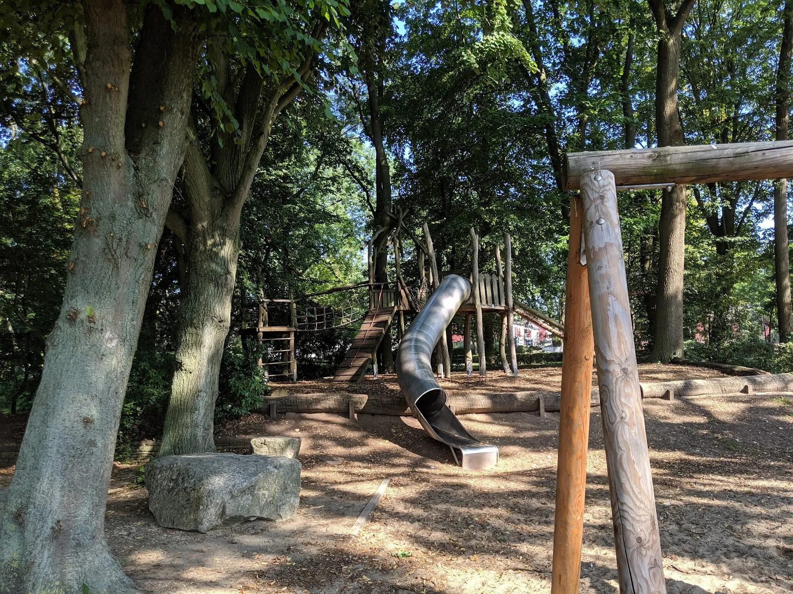 Зеленый парк Хуккельридер в Бремене с деревьями и тропинками
