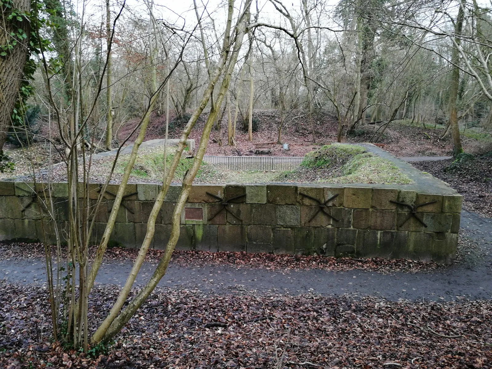 Вид на Парк Клостер с элементами исторической архитектуры и зелеными насаждениями